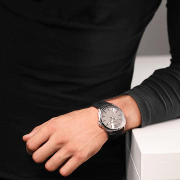 Αντρικό ρολόι Timberland Williston TDWGA0010602 με μαύρο δερμάτινο λουράκι και γκρι καντράν διαμέτρου 44mm.